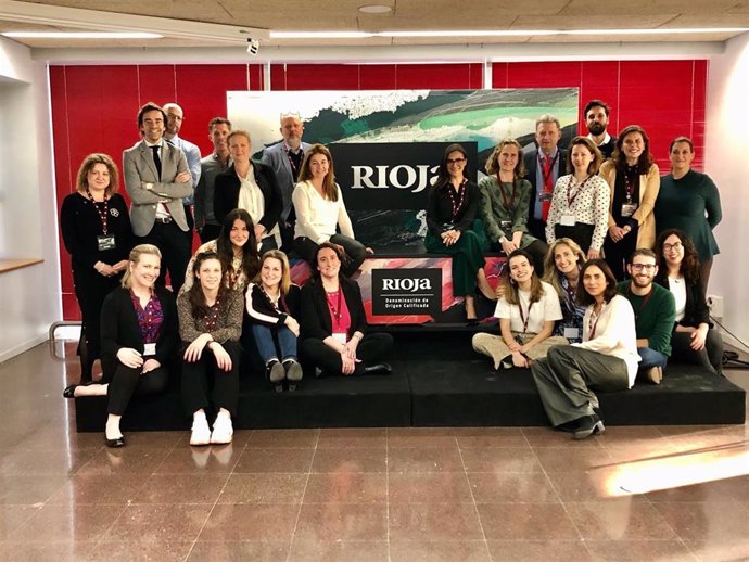 Los equipos de las agencias de promoción de Rioja junto al equipo de Marketing y Comunicación del Consejo Regulador esta semana durante su visita a Rioja