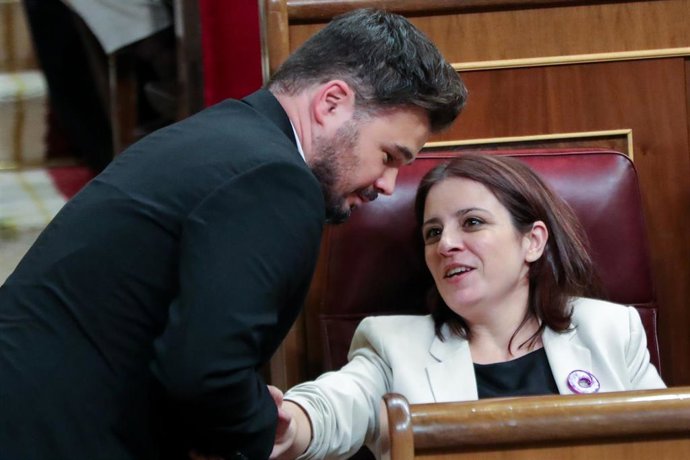 El portavoz adjunto de ERC en el Congreso de los Diputados, Gabriel Rufián, estrecha la mano de la portavoz del PSOE en la Cámara Baja, Adriana Lastra.