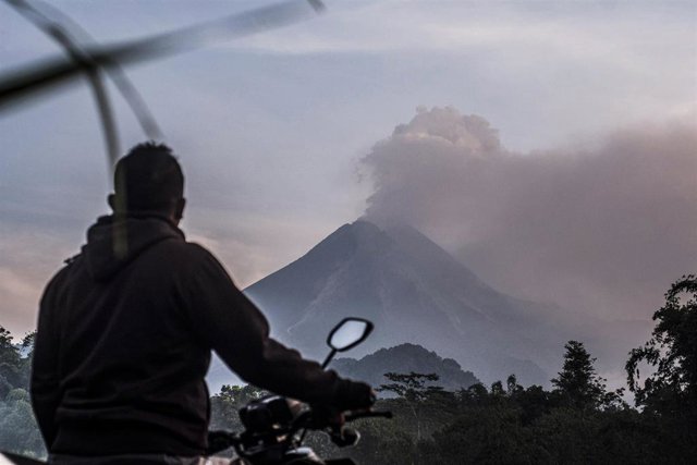 El volcán Monte Merapi expulsando cenizas el 3 de marzo