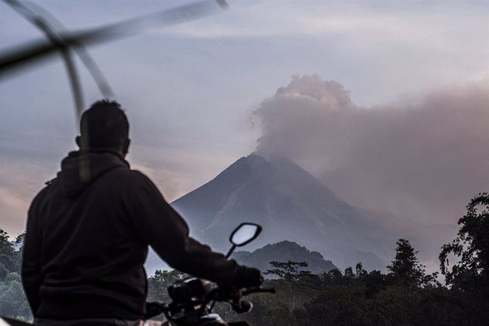 Indonesia.- El volcán Merapi expulsa columnas de cenizas y provoca el cierre de 