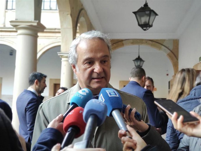 El presidente del Tribunal Superior de Justicia de Asturias (TSJA), Jesús Chamorro, atiende a los medios antes de participar en las Jornadas de la Red de Cooperación Jurídica Interancional que se celebran en Oviedo.