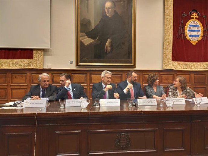 Presidente del TSJA, Jesús Chamorro; alcalde de Oviedo, Alfredo Canteli; rector de la Universidad, Santiago García Granda; presidente de Asturias, Adrián Barbón; Fiscal Superior de Asturias, María Esther Fernández; y fiscal de Cooperación Rosa Ana Morán.