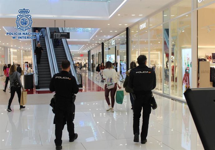 Agentes de la Policía Nacional en el centro comercial Torrecárdenas