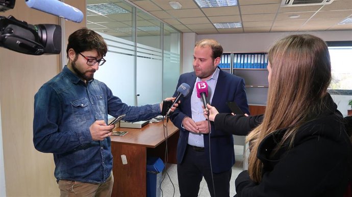 El conseller de Medio Ambiente y Territorio, Miquel Mir, en declaraciones a los medios en una imagen de archivo