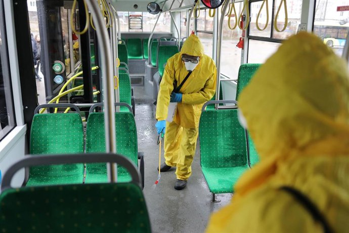 Empleados limpian un autobús en Ucrania