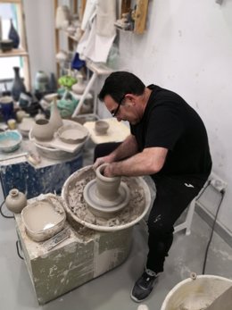 El ceramista Alfonso Rot en su taller de cerámica