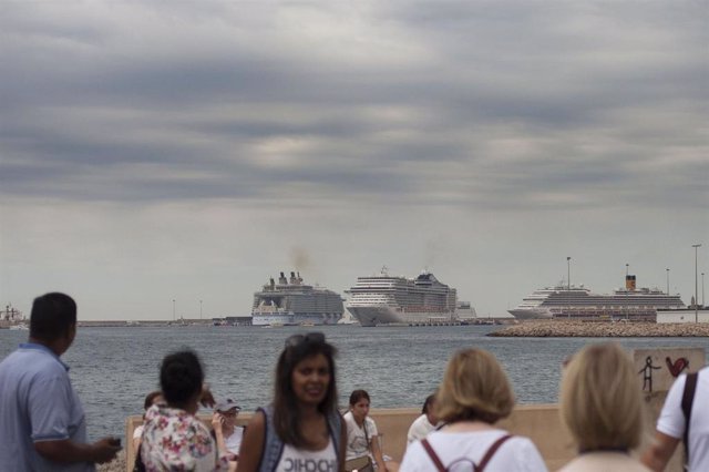 Cruceros amarrados en el puerto de Palma de Mallorca.