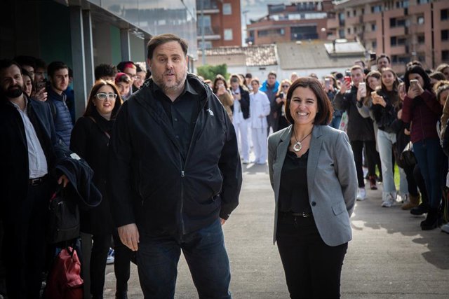 El líder de ERC y exvicepresidente Oriol Junqueras y la vicerrectora del Campus Manresa de la UVic-UCC Silvia Mas, en el primer día de trabajo de Junqueras en aplicación del 100.2, tras salir de la cárcel de Lledoners, en Sant Joan de Vilatorrada.