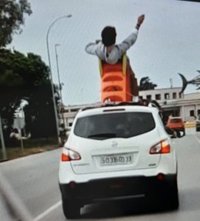 Dos denunciados en Chiclana (Cádiz) por circular uno de ellos en el techo del coche sobre un tobogán