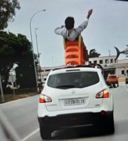 Denunciado por circular subido a un tobogán encima del coche en Chiclana