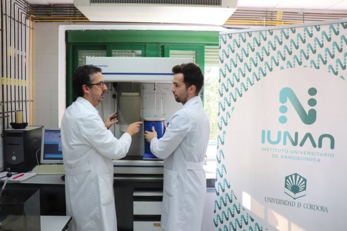 Álvaro Caballero (izda.) y Fernando Luna, en el laboratorio.