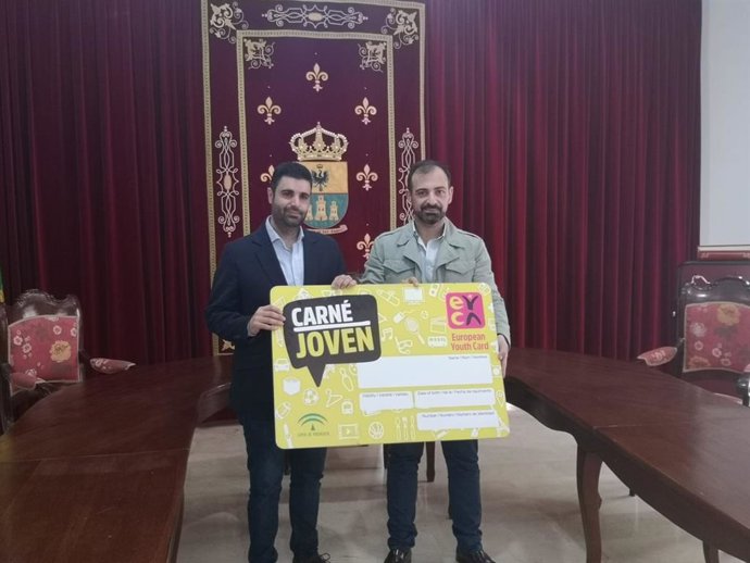 Salvador García entrega el distintivo de 'Municipio Joven' a Félix Romero.