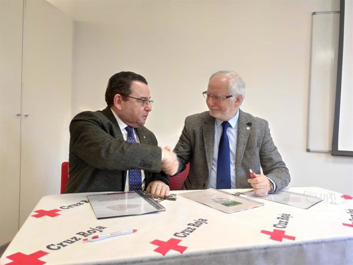 El presidente de Cruz Roja de Asturias, José María Lana presenta en rueda de prensa el convenio de colaboración con Caja Rural, acompañado por el presidente de la entidad en Asturias, Fernando Martínez.