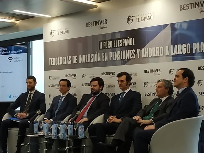 Giorgio Semenzato, Gustavo Trillo,  Ángel Martínez-Aldama, Gonzalo Rengifo y eMiguel Aldalur participando en el  'II Foro El Español Pensiones', este martes