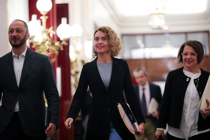 El vicepresidente primero del Congreso, Alfonso Rodríguez Gómez de Celis; la presidenta de la Cámara Baja, Meritxell Batet, y la secretaria segunda del Congreso, Sofía Hernanz, llegan a la Mesa del Congreso, en Madrid (España), a 3 de marzo de 2020.