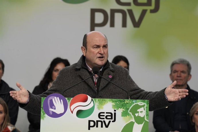 El presidente del EBB del PNV, Andoni Ortuzar, hablando durante un acto político del EAJ-PNV con motivo del 116 aniversario del fallecimiento de Sabino Arana  en Sukarrieta (Vizcaya) a 24 de noviembre de 2019