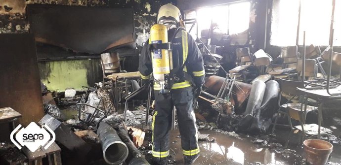 Los bomberos sofocan un incendio en un Colegio en la plaza Legazpi de Avilés