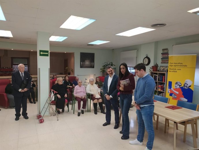 Begoña Villacís junto a Pepe Aniorte tras la firma del convenio 'Adopta un abuelo'