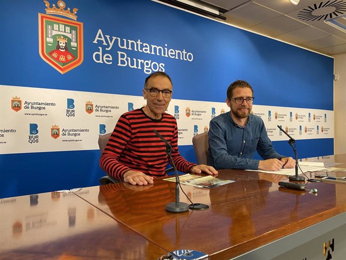 De izquierda a derecha, Luis Markina, representante del Colectivo Bici-Aventura, y Josué Temiño, concejal de Juventud.