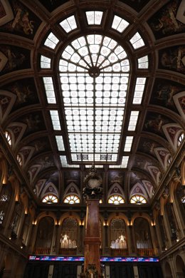 Economía/Bolsa.- El Ibex 35 lucha por los 9.000 puntos en la media sesión con un