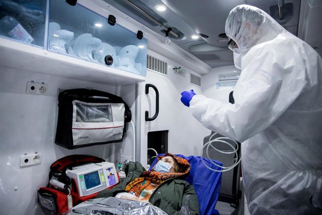 Traslado de una paciente con coronavirus en Irán