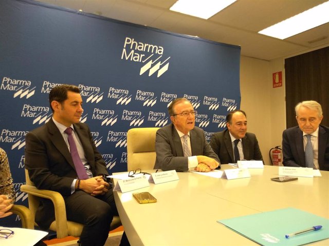 José María Fernández, presidente de PharmaMar, en el centro, junto con otros directivo de la empresa