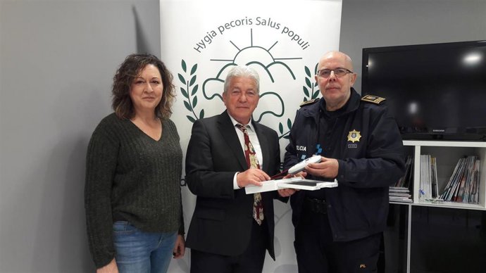 El Colegio Oficial de Veterinarios de La Rioja dona dos lectores de microchips al Ayuntamiento de Logroño para contribuir a la mejora del bienestar animal         Logroño, 3 de marzo de 2020    El Colegio Oficial de Veterinarios de La Rioja ha donado dos