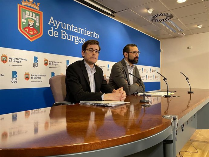 De Izquierda A Derecha, Julio Rodríguez-Vigil, Concejal De Cs, Y Daniel Garabito, Concejal De Fomento Del Ayuntamiento De Burgos.