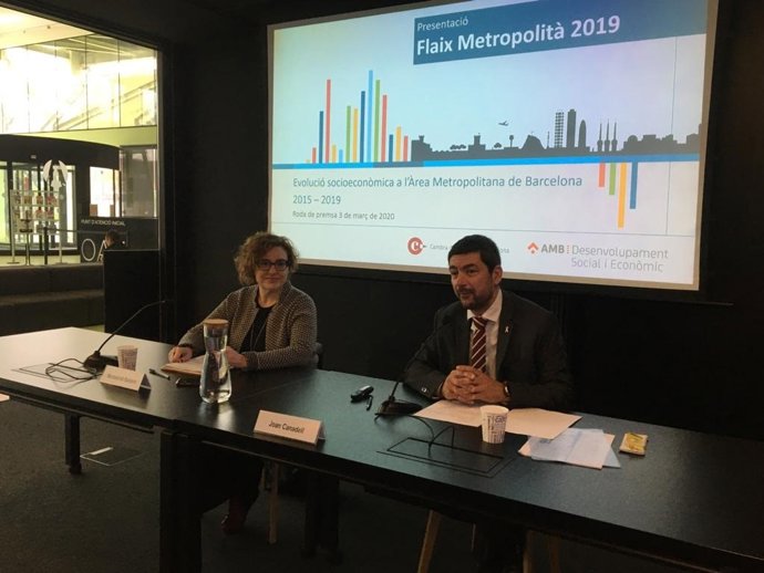 La vicepresidenta de Desarrollo Social y Económico del Área Metropolitana de Barcelona (AMB), Montserrat Ballarín, y el presidente de la Cámara de Barcelona, Joan Canadell, en rueda de prensa este martes