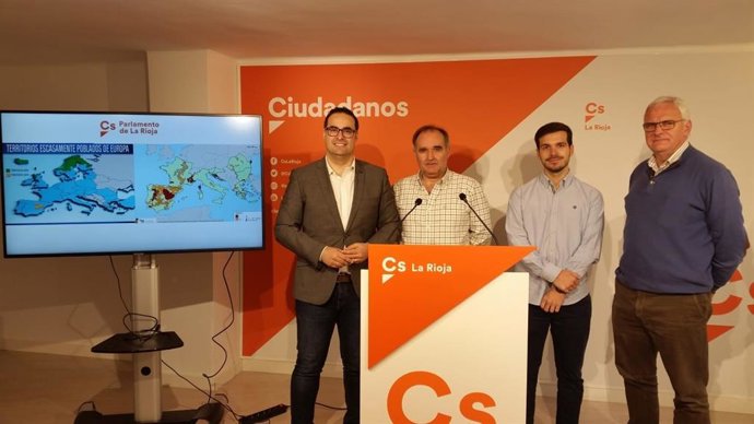 El portavoz adjunto del Grupo Parlamentario de Ciudadanos (Cs) La Rioja, Alberto Reyes, junto a miembros de Serranía Celtibérica