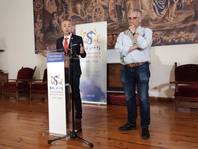 El experto Luis Félix Valero (d) junto al rector de la USAL (i) este martes en Salamanca.