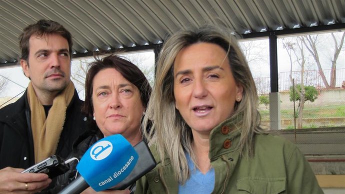 La alcaldesa de Toledo, Milagros Tolón, atiende a los  medios en su visita al colegio 'Ciudad de Nara'