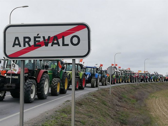 La movilización de Arévalo (Ávila) congrega a 300 tractores para protestar por l