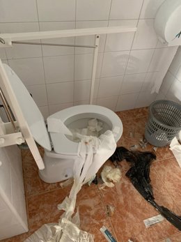 Estado en que se encuentra uno de los baños de la Universidad de Málaga afectado por la huelga de limpieza indefinida