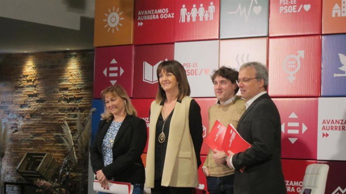 La secretaria general del PSE y candidata a lehendakari, Idoia Mendia, en la presentación en Bilbao de algunas de las medidas que incorporará en su programa electoral, junto a Gloria Sánchez, Eneko Andueza y Alfredo Retortillo.