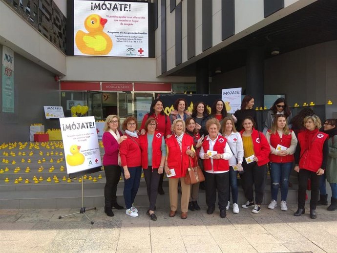 Voluntarias acuden a presentar el programa 'Mójate, tú puedes ayudar a un niño o niña que necesita un hogar de acogida'