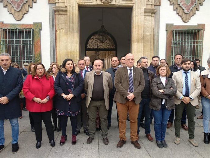 Antonio Ruiz (tercero por la izda.) encabeza la concentración silenciosa a las puertas del Palacio de la Merced para condenar el asesinato machista de Posadas