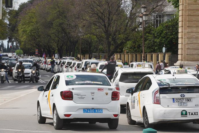  Protesta de taxistas en Sevilla 