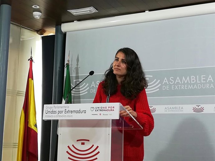 La portavoz de Unidas por Extremadura en la Asamblea, Irene de Miguel, valora en rueda de prensa los datos de paro en febrero en la región