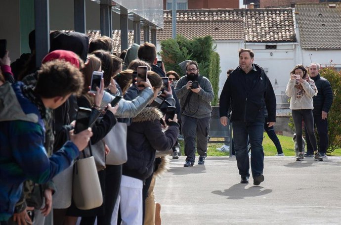 El líder de ERC, Oriol Junqueras, condenado a 13 años de cárcel por sedición y malversación en la sentencia del 'procés', es fotografiado por los medios en el momento de su llegada al campus de la UVic-UCC en la localidad barcelonesa de Manresa, procede