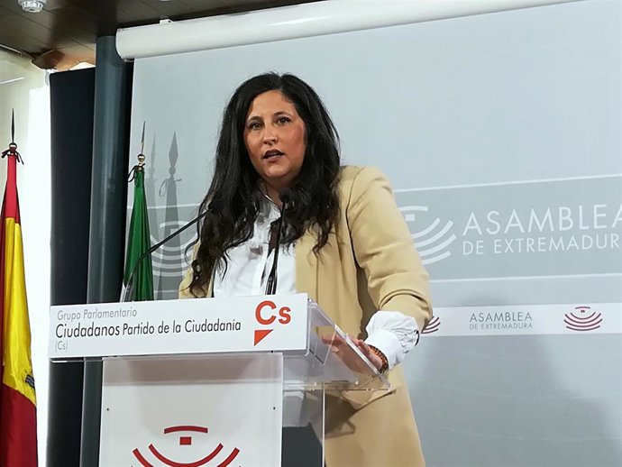 La diputada de Cs en la Asamblea Marta Pérez en rueda de prensa para valorar el paro en Extremadura en febrero