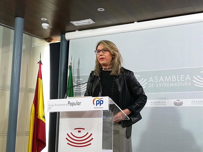 La portavoz del PP en la Asamblea, Cristina Teniente, en rueda de prensa para valorar los datos de paro en febrero en la región