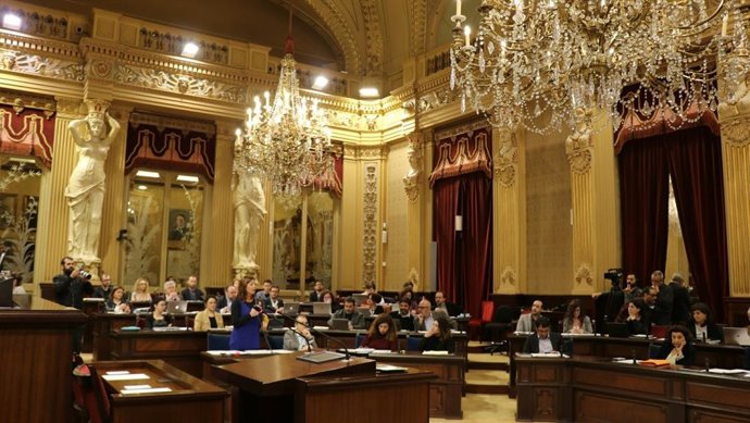 La presidenta del Govern, Francina Armengol, durante el pleno del Parlament.