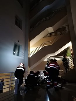 Imagen de la atención médica al joven que cayó desde la azotea del edificio