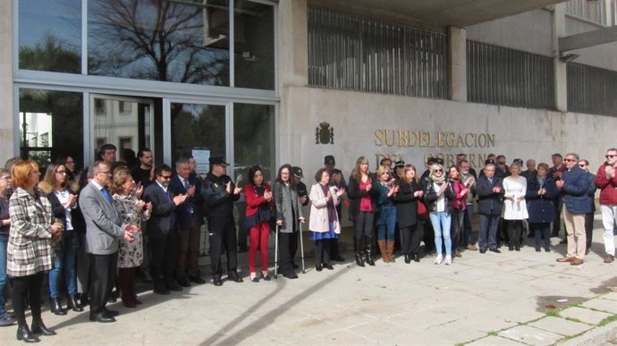Aplausos tras el minuto de silencio por la víctima de la violencia de género en Posadas en las puertas de la Subdelegación del Gobierno.