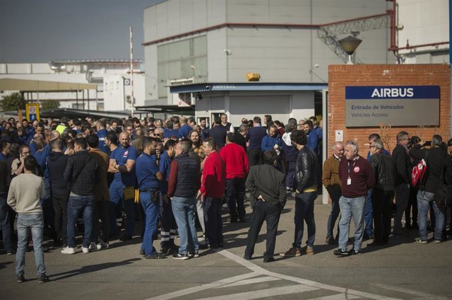 Trabajadores se concentran en su horario de descanso contra el plan de ajuste laboral presentado por Airbus, en una imagen de archivo.