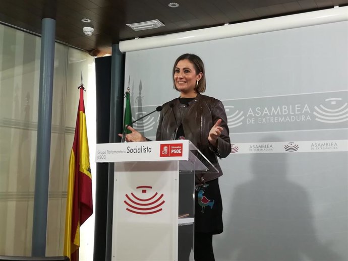 La portavoz del PSOE en la Asamblea, Lara Garlito, valora en rueda de prensa los datos de paro en febrero en Extremadura