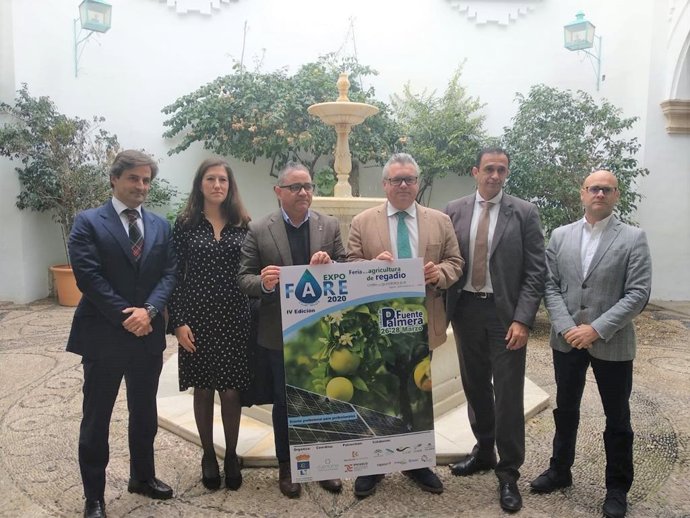 Morales (tercero por la izda.) presenta Expofare 2020