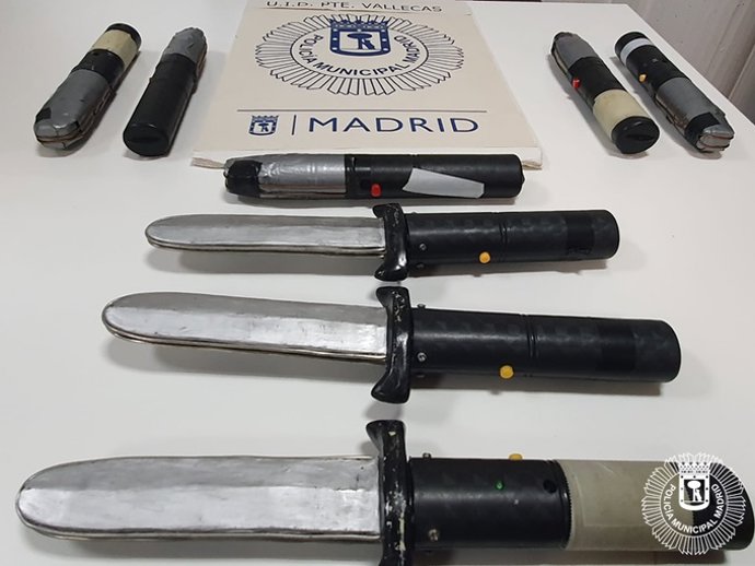 Cuchillos eléctricos ilegales decomisados por la Policía Munciipal de Madrid en un gimnasio de Vallecas