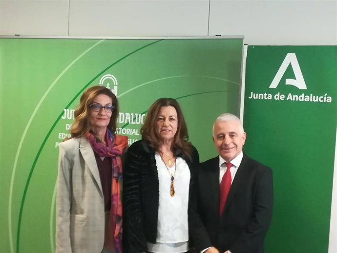 Imagen de la delegada de Educación de la Junta en Granada, Ana Berrocal, junto a la viceconsejera de Educación y Deporte, María del Carmen Castillo, y el presidente del Consejo Escolar de Andalucía, Jose Antonio Funes